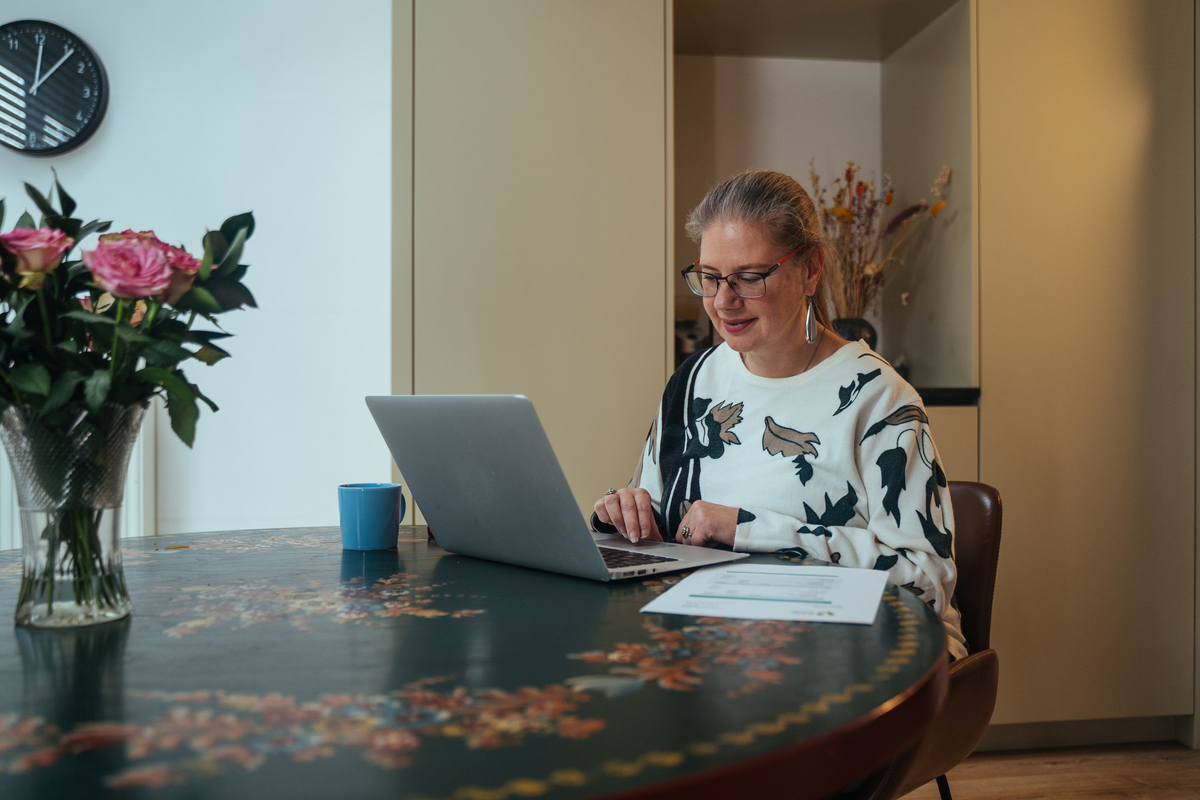 Foto van mevrouw achter de laptop.