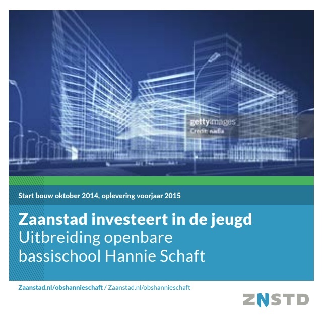 Voorbeeld van een bouwbord: afbeelding van het gebouw, een groene kleurbaan, dan twee blauwe kleurbanen met daarop tekst, in de hoek het logo van zaanstad